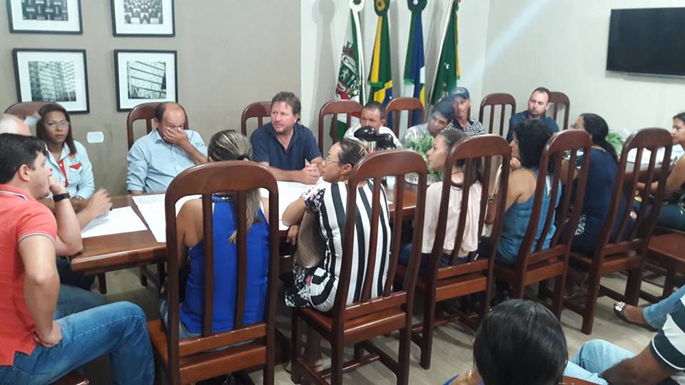 Assentados do PA Vale do Arinos com vereadores e prefeito.