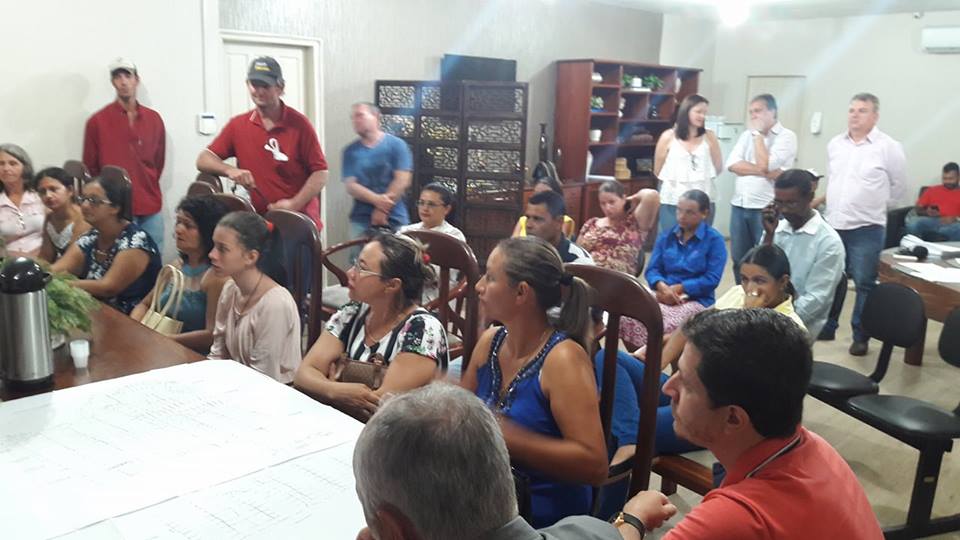 Assentados do PA Vale do Arinos com vereadores e prefeito.