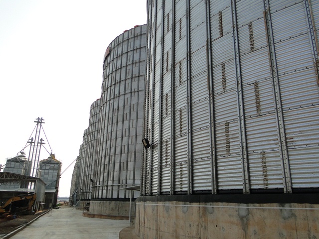 Silos da VMX as margens da MT 338.