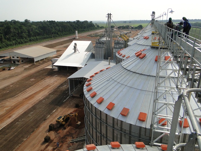 Silos graneleiros da VMX, margens da MT 338.