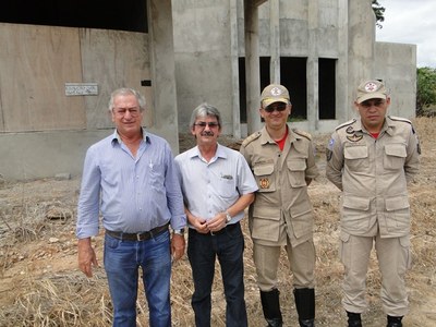 Ten-Cel BM Barbosa visita prédio inacabado da Câmara Municipal.