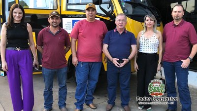 Vereadores e prefeito participaram da entrega de dois novos ônibus para o transporte escolar de Juara