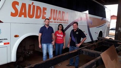 Vereadores fiscalizam ônibus da saúde quebrado.