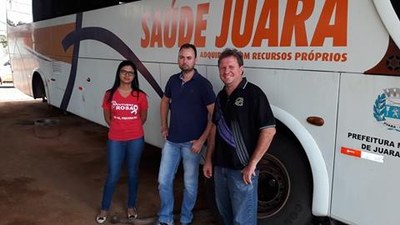 Vereadores fiscalizam ônibus da saúde quebrado.