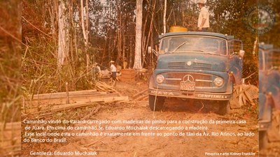 Carga de madeira para a construção da primeira casa de Juara - 1973