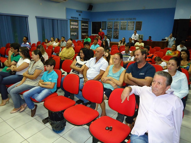 Câmara presta homenagem aos familiares do ex-vereador, Valdir J. dos Santos.