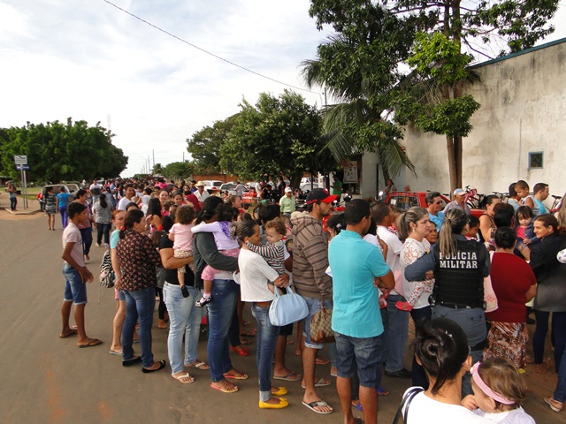 Centenas de pessoas em Juara vão em busca da vacina contra a gripe A/H1N1.