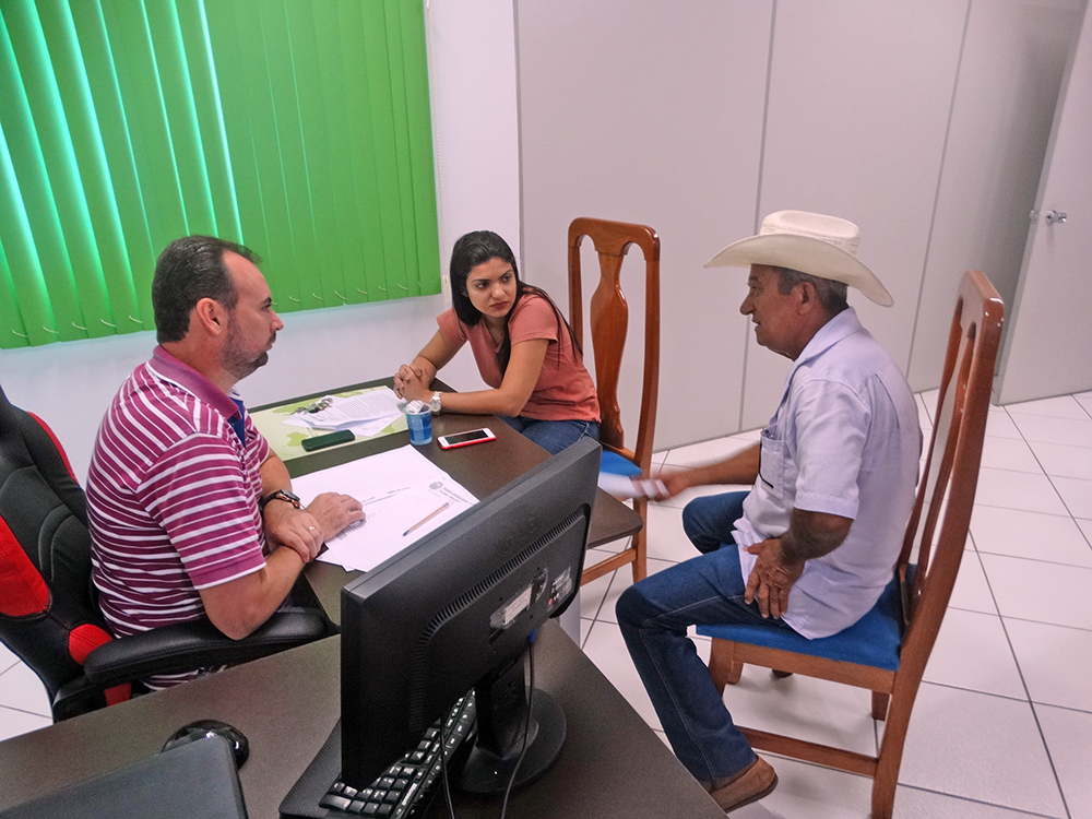 Produtor rural busca apoio da Câmara para recuperação de estradas na comunidade Figueira. 