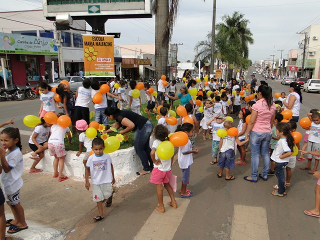 Crianças enfeitam centro de Juara em protesto contra crimes sexuais.