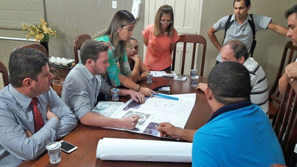 Membros do CONSEG se reúnem com prefeita para  tratar de trânsito.