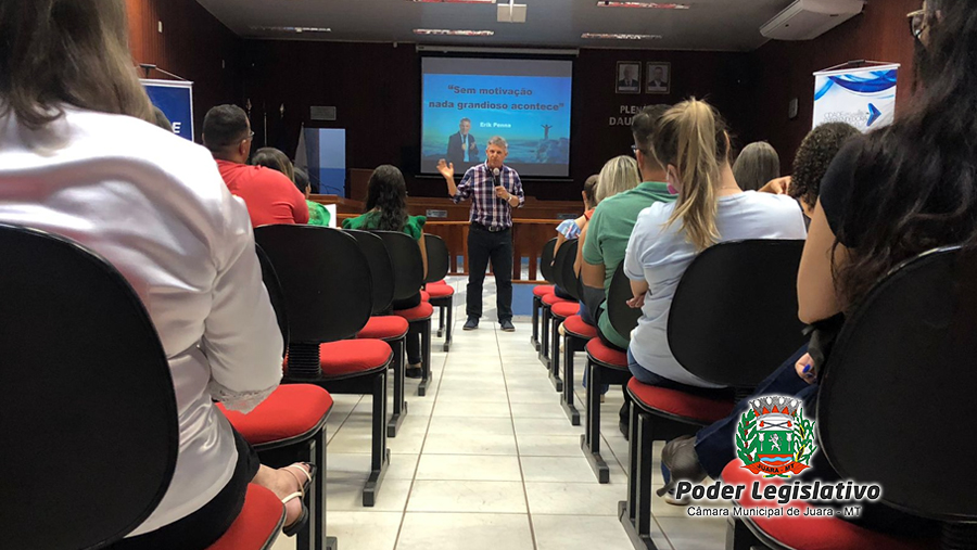 Palestra O Dom de motivar na arte de educar com Erik Penna reuniu dezenas de pessoas na Câmara de Juara