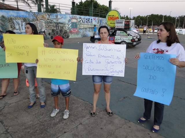 Pais fazem manifestação em Juara e pedem o fim da greve dos professores em MT.