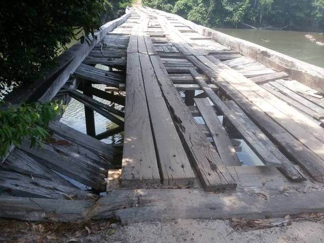 Ponte sobre Rio Apiacás oferece perigo. Vereador cobra providências.