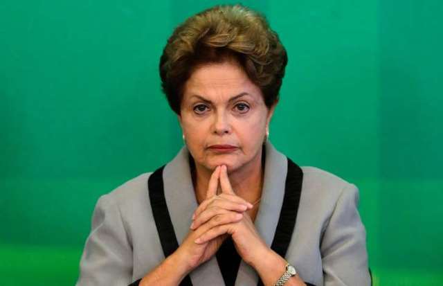 Por 15 votos a 5, comissão admite impeachment da presidente Dilma Roussef.