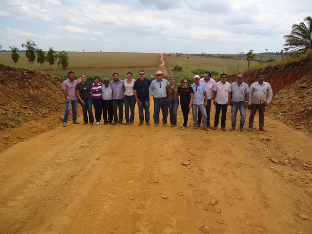 Prefeita e vereadores visitam obras na região de Itapaiúna.