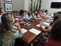 Prefeita se reúne com vereadores e servidores da educação.