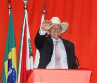 Prefeito cumpre ordem judicial e suspende teste seletivo 001/2016.