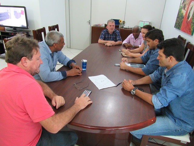 Secretário e engenheiros são convidados por vereadores para explicar mudanças na Praça dos Colonizadores.