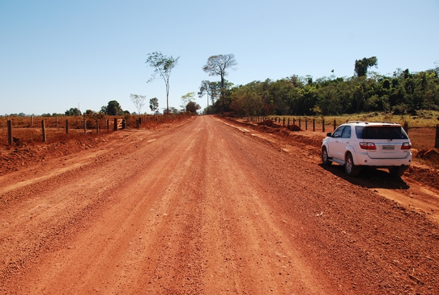 Prefeito, vereadores e promotor vistoriam obras de revitalização da estrada de Paranorte.