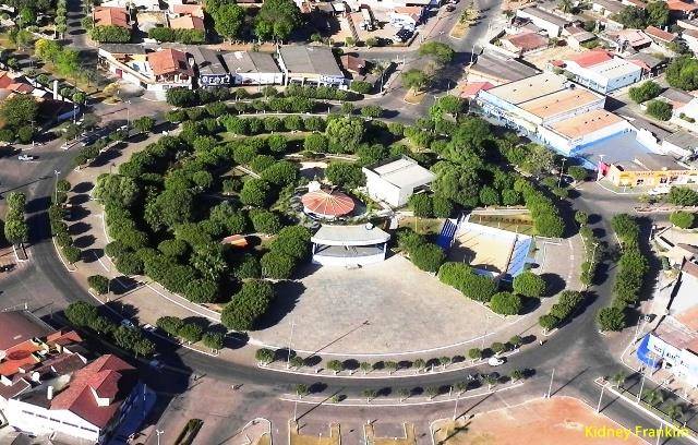 Prefeitura proíbe estacionamento no entorno da praça central da cidade.