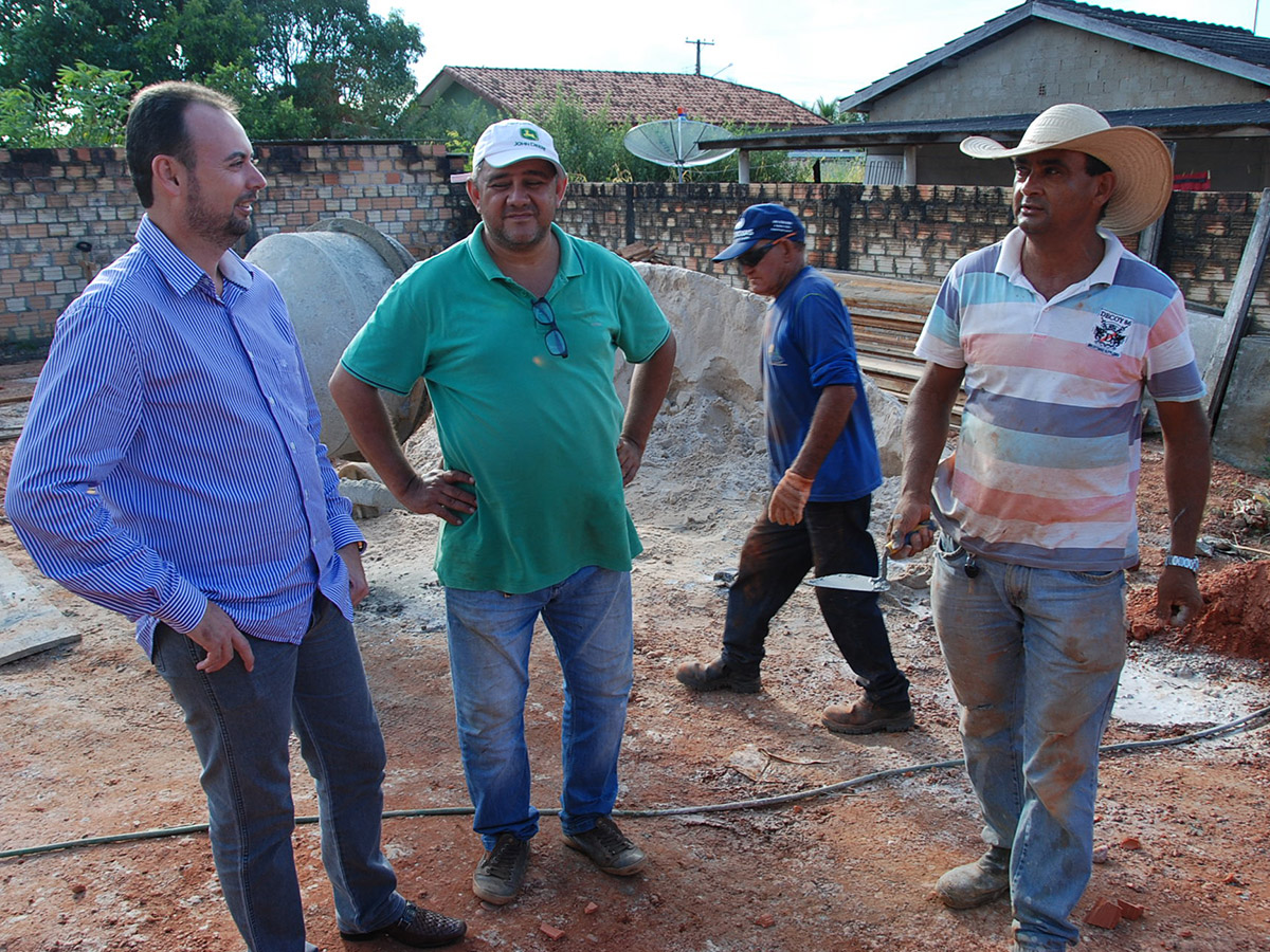 Presidente da Câmara visita operação tapa buracos e obras da de ampliação da Escola do Jardim Califórnia.