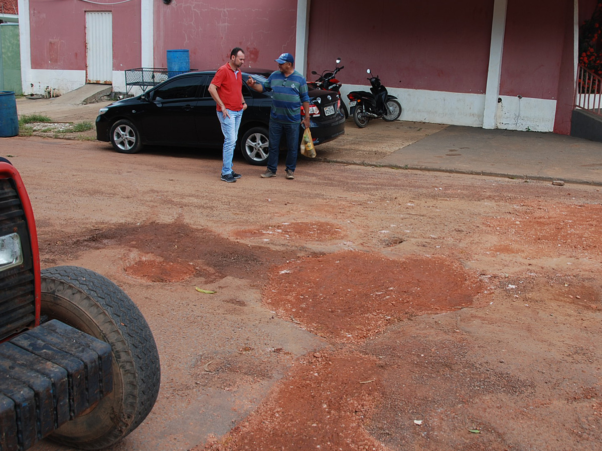 Presidente Léo Boy, visita operação tapa buracos da prefeitura no asfalto usando cascalho.