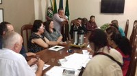 Proposta de reajuste salarial para professores é discutida em reunião.