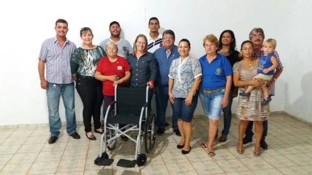 Rotary Clube entrega cadeira de rodas a paciente que sofreu acidente.