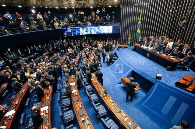 Senado aprova abertura de impeachment de Dilma Rousseff.