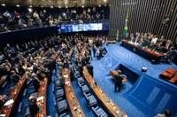 Senado aprova abertura de impeachment de Dilma Rousseff.