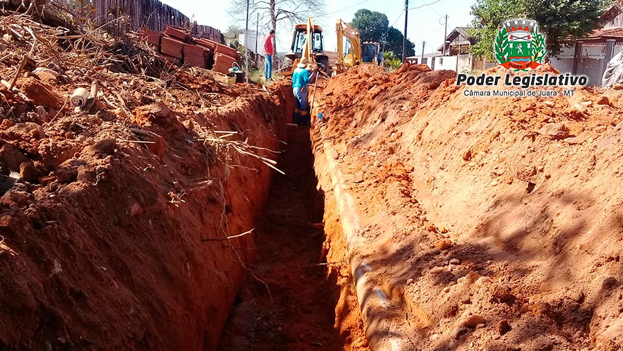 Terraplanagem nas ruas do Jardim Paranaguá causou interrupção no fornecimento de água tratada