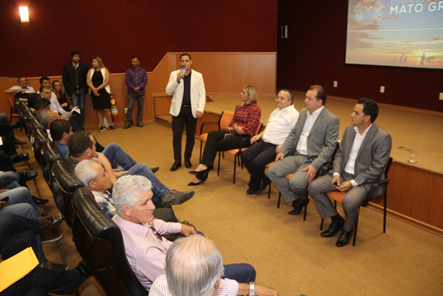 Vereadores discutem melhorias para os municípios durante encontro com governador.