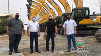 Vereadores e prefeito participaram de entrega de máquinas e equipamentos para a agricultura familiar em Cuiabá