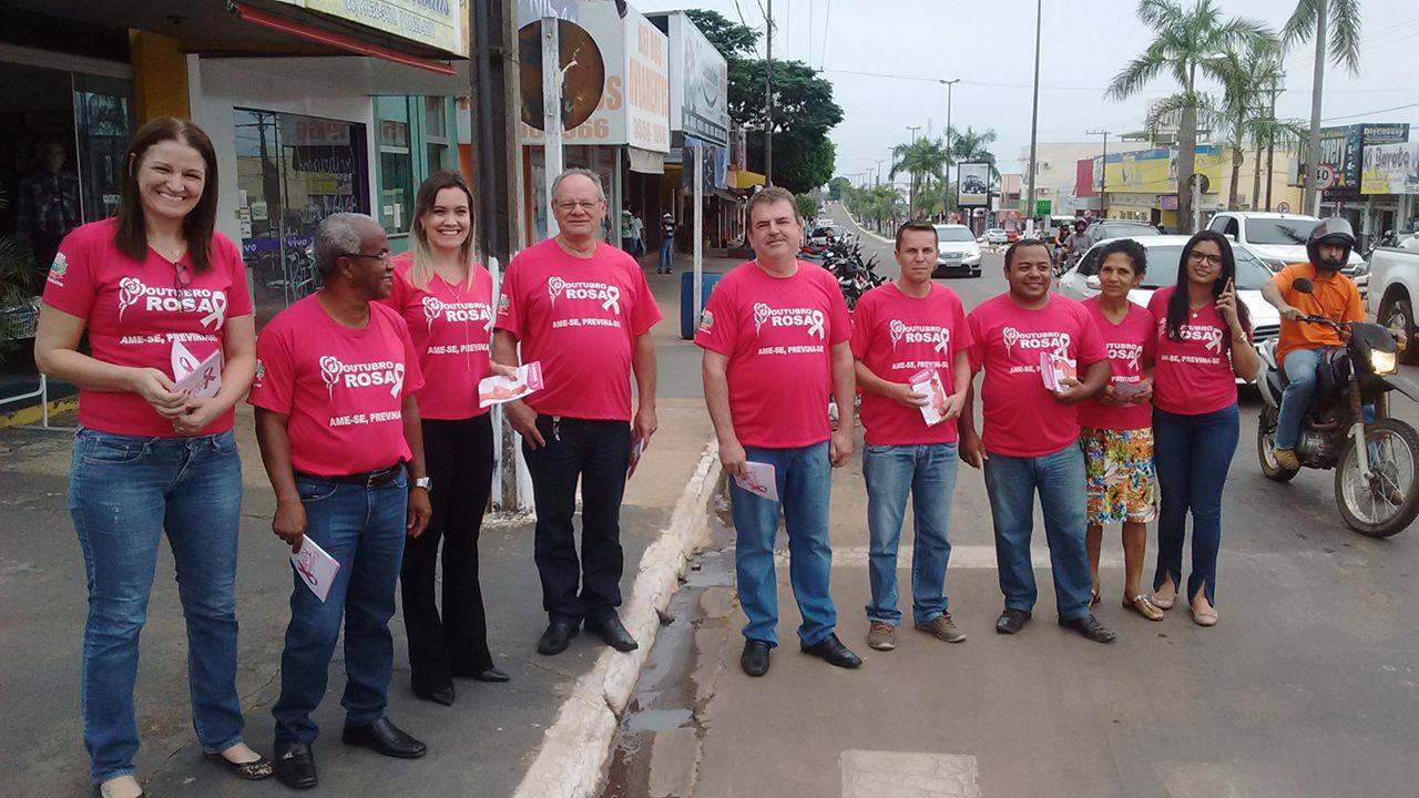 Vereadores e servidores da Câmara de Juara distribuem panfletos sobre o câncer de mama.