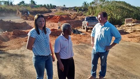 Vereadores fiscalizam obras de pavimentação no Jardim Califórnia.