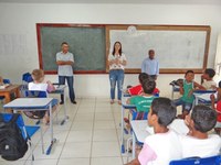 Vereadores levam conhecimento político para estudantes.