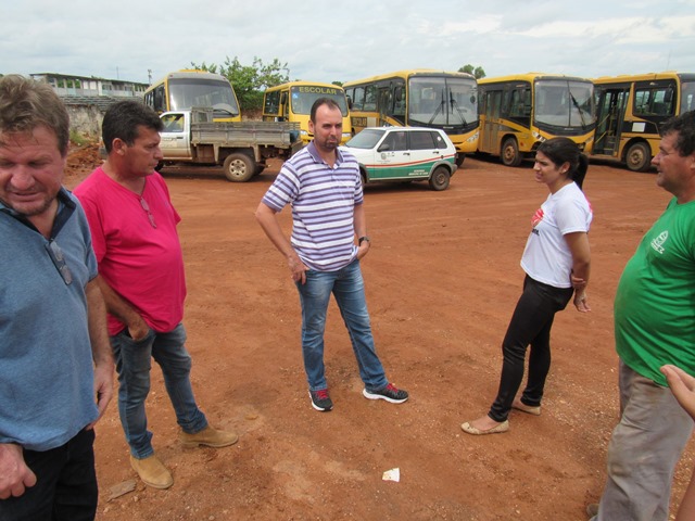 Vereadores lamentam a situação do maquinário e da garagem municipal.