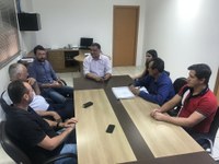 Vereadores, prefeito e pequenos produtores se reúnem com Secretário de Agricultura em Cuiabá.