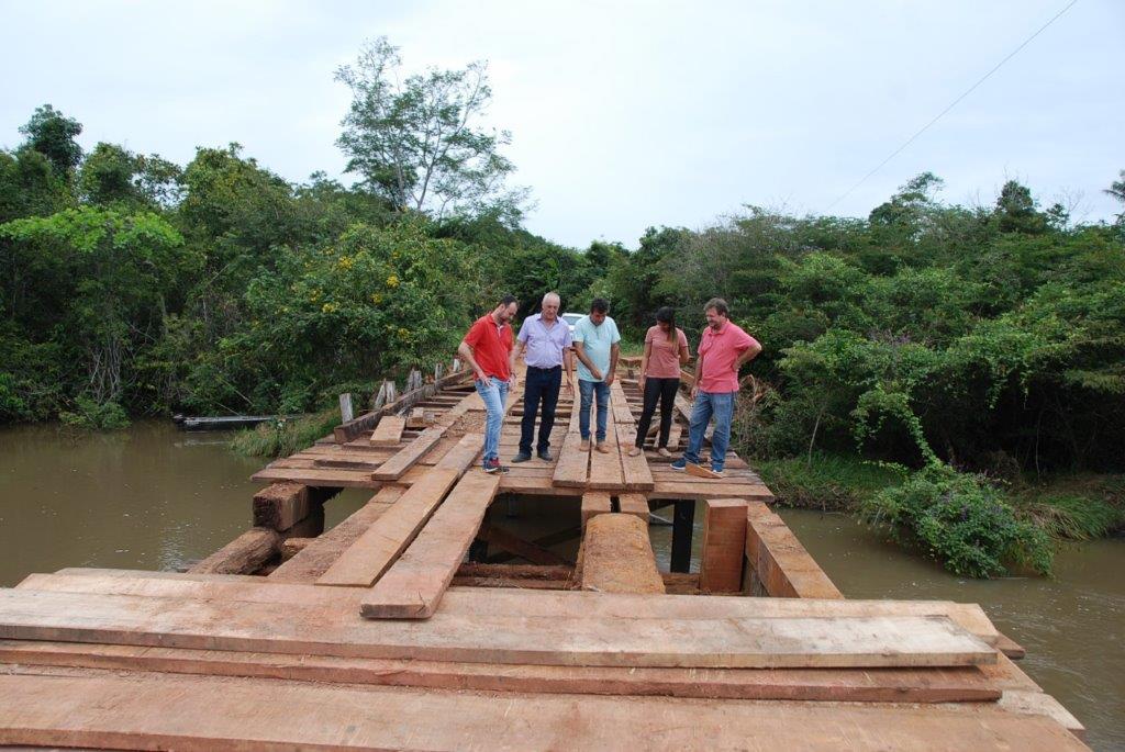 Vereadores, prefeito e secretário visitam ponte do Rio Araputanga.