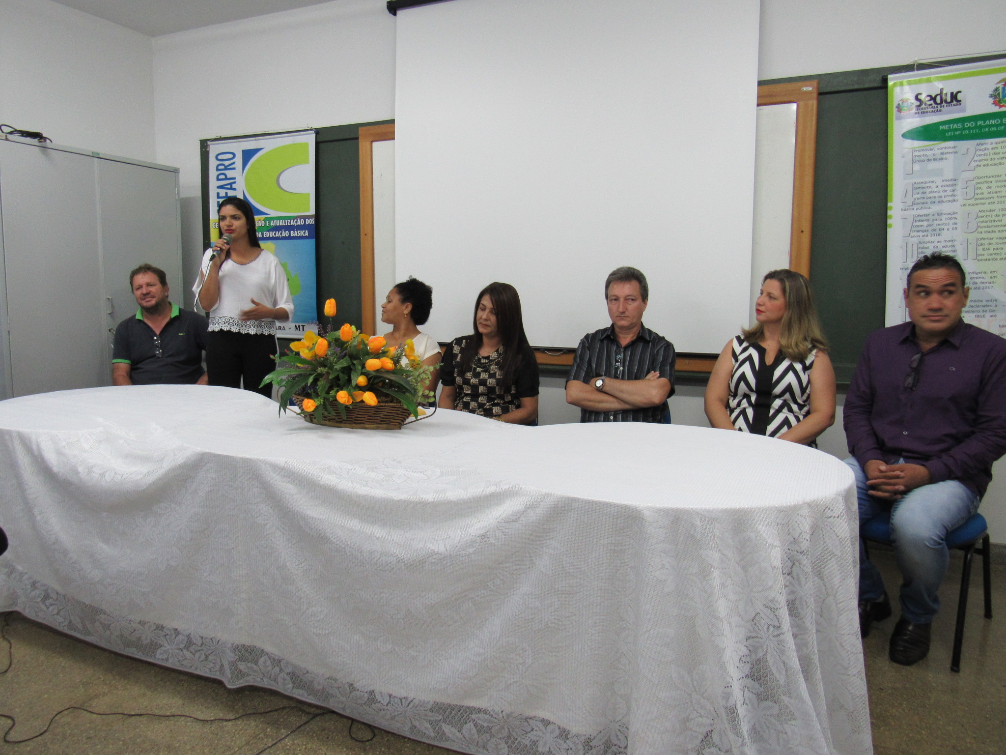 Vereadores Ulliane Macarena e João Rissotti participam do ato de posse dos novos assessores pedagógicos.