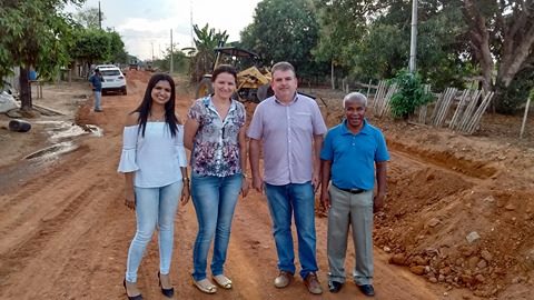 Vereadores verificam obras de patrolamento em ruas do Bairro Alvorada.