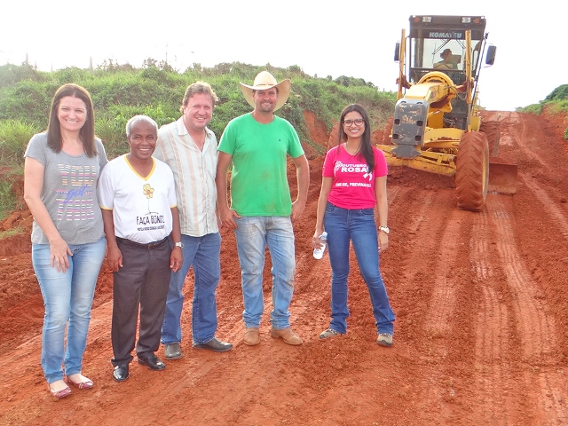 Vereadores vistoriam obras de estradas na área rural.